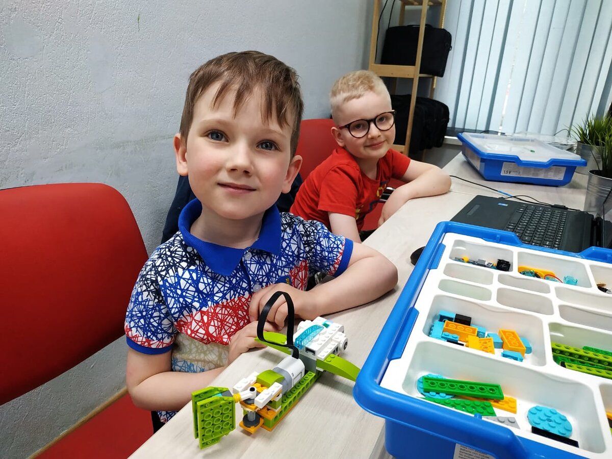 Фото с занятий робототехники