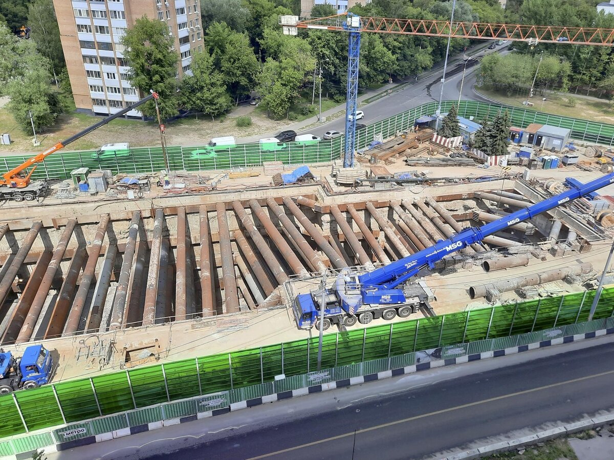 📷 1: Строительство оборотных тупиков с пунктом технического осмотра подвижного состава. Активные монолитные работы по главным и тупиковым тоннелям ведутся в самой восточной части котлована. Ближе к станции продолжается обратная засыпка.