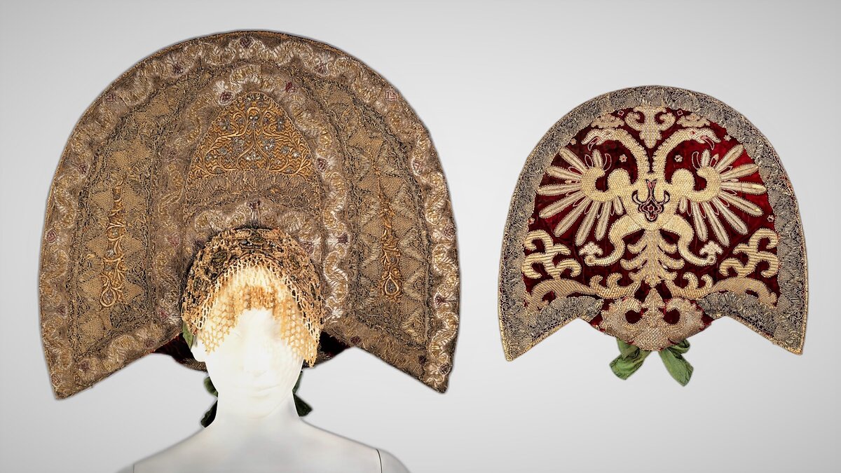 Кокошник, 1800–1880 гг. Шелк, бумага, хлопок, металл, жемчуг, стекло, полудрагоценные камни © Метрополитен-музей, Нью-Йорк