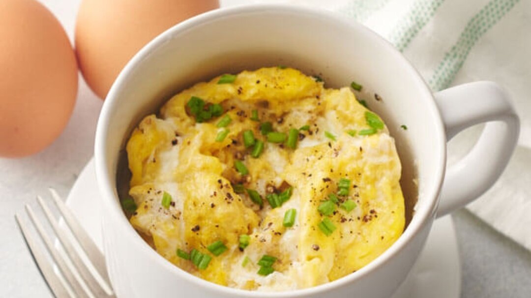 Омлет в микроволновке — это быстрый, полезный и вкусный перекус всего в одной кружке.