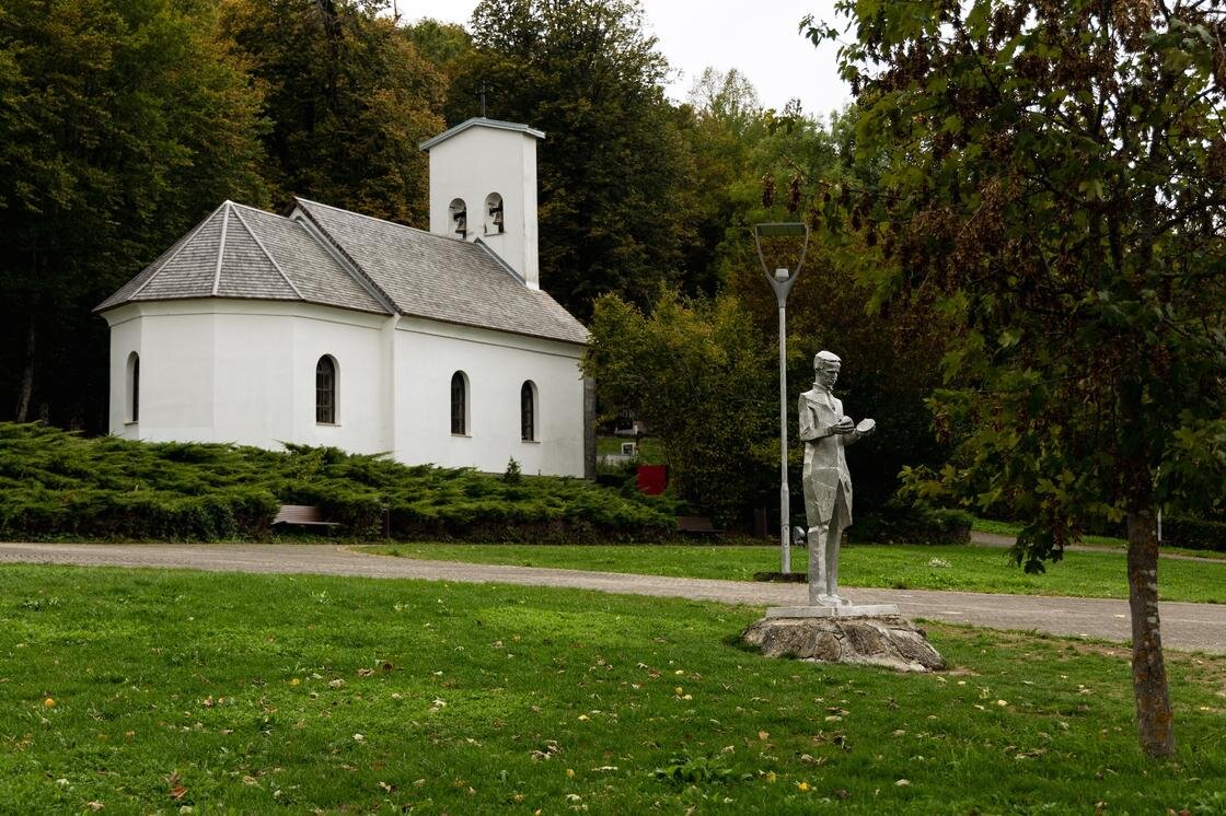    Скульптура на поляне перед домом:Unsplash/Mateusz Suski