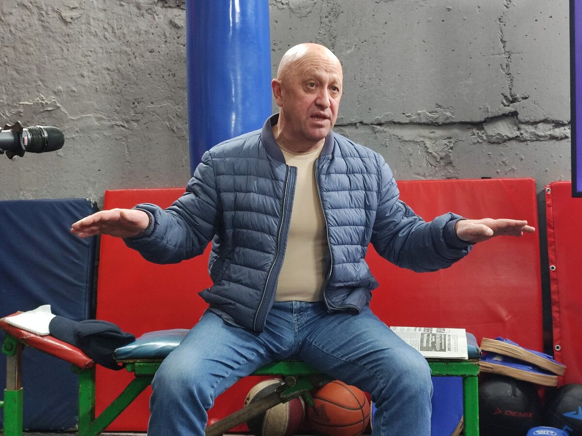 Несмотря на состоятельность, Пригожин был одет без пафоса. 