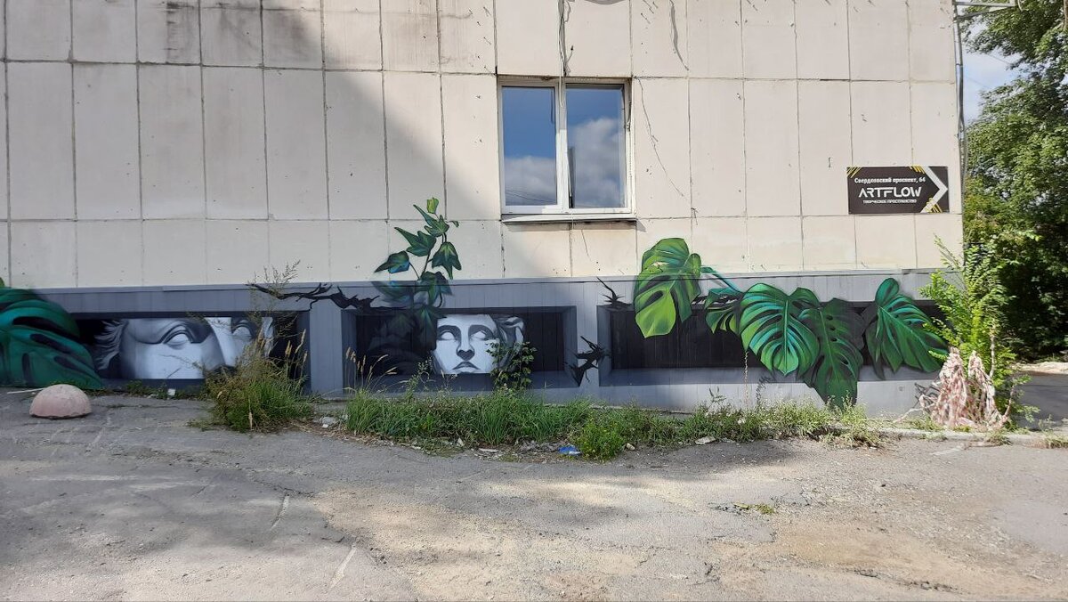 А вот и логово, внутри все интереснее, чем на улице