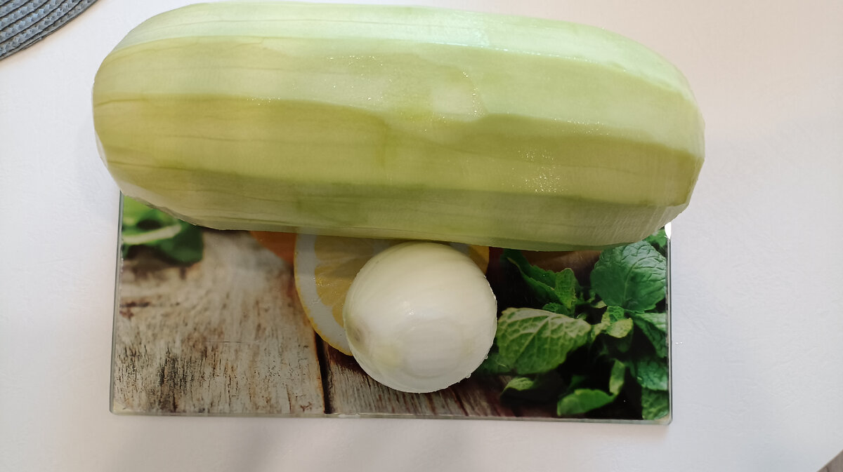 Кабачок и лук без шелухи. Фото автора канала. 