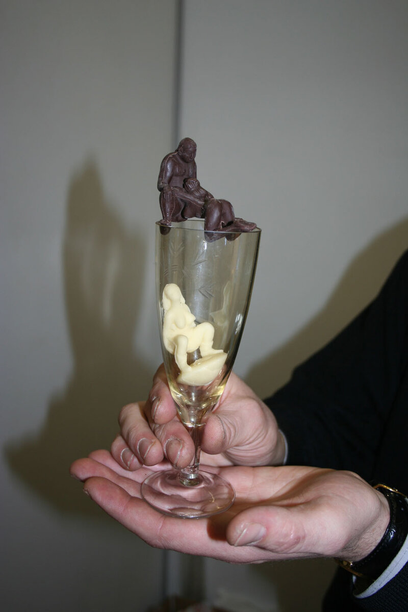 Вставить в бокал и залить шампанским! Это ре я выдумал - создатели предлагают!