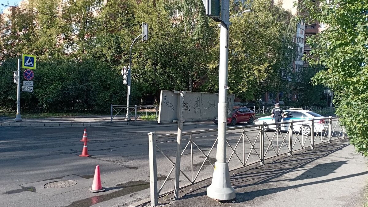     В Санкт-Петербурге 29 августа, предположительно, пройдут похороны приближенных Евгения Пригожина, погибших в авиакатастрофе 24 августа. Корреспондент «Новых Известий» передает с места событий. А местом событий стали сразу пять погостов.