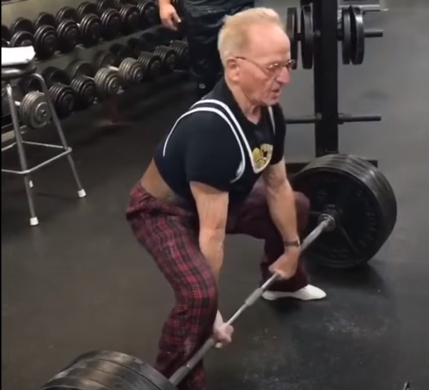 89 летний дедушка выполняет становую с весом 180 кг