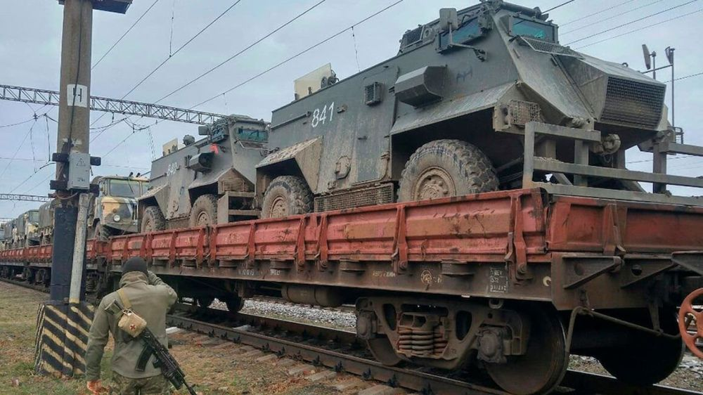 Уничтожен эшелон. Эшелон с техникой. Эшелон с военной техникой. Поезд с военной техникой. Переброска военной техники по ЖД.