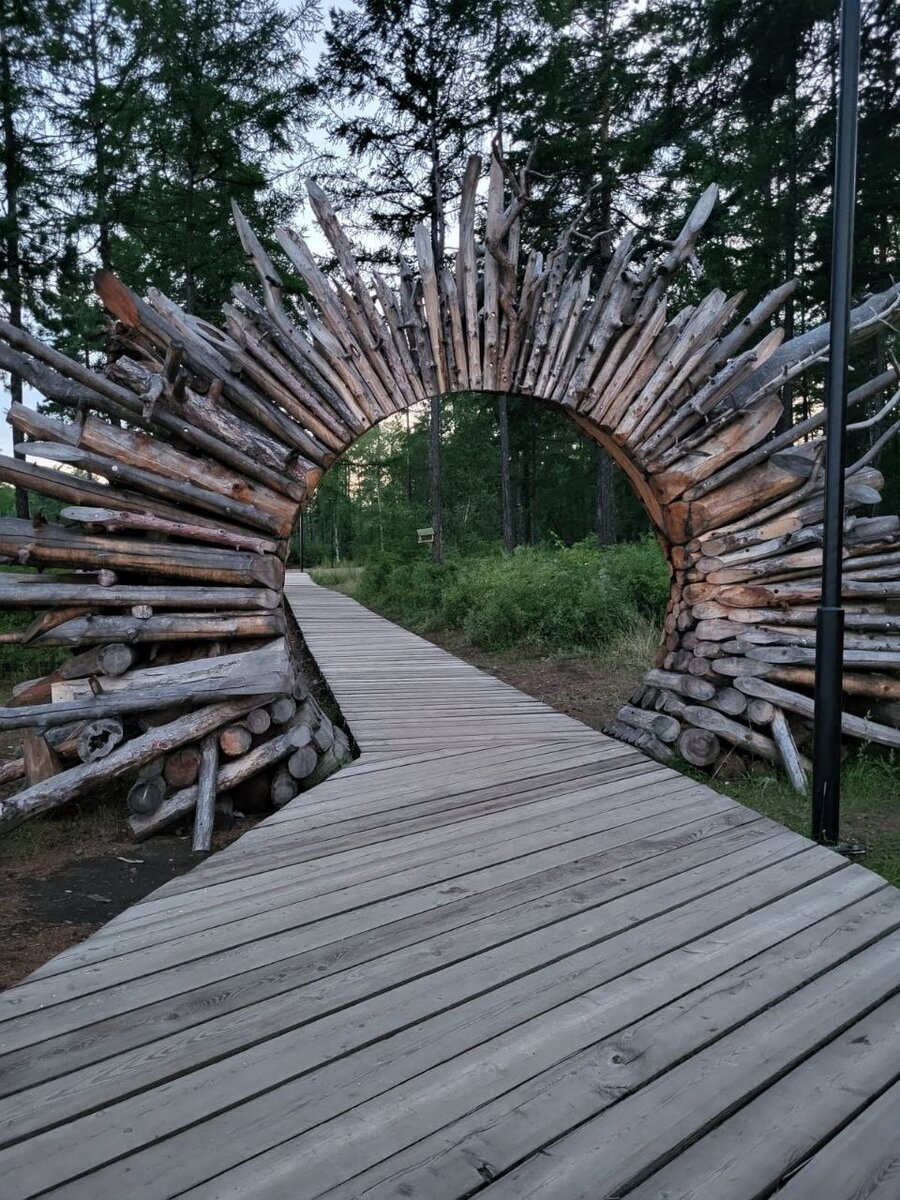 Импровизированные ворота в городской парк