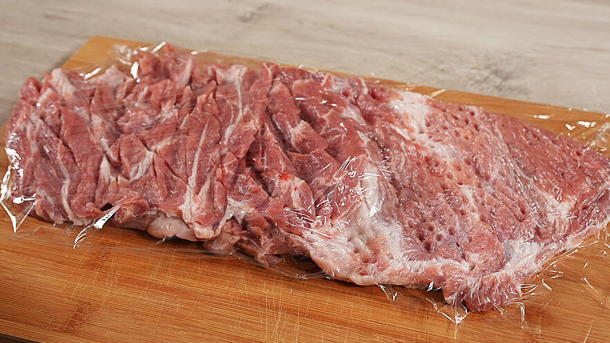 Буженину из свиной шеи готовят многие. Но попробуйте сделать из этого замечательного мяса рулет. Начинку выбирайте по вкусу. У меня сегодня она состоит из шампиньонов, лука.-2-3