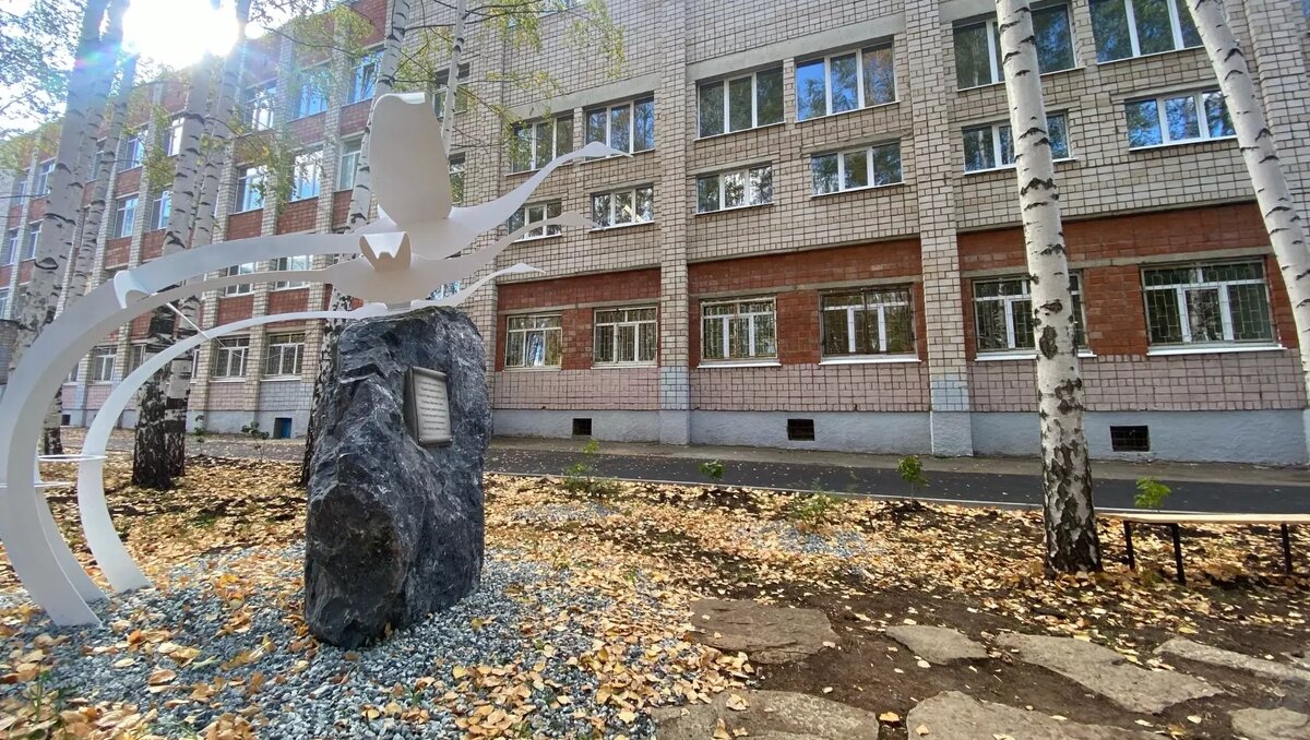     Сегодня, 26 сентября, ровно год трагедии в ижевской школе № 88. В этот день вход в сквер памяти на территории школы сделали свободным, и горожане, как год назад, вновь несут сюда цветы и игрушки.