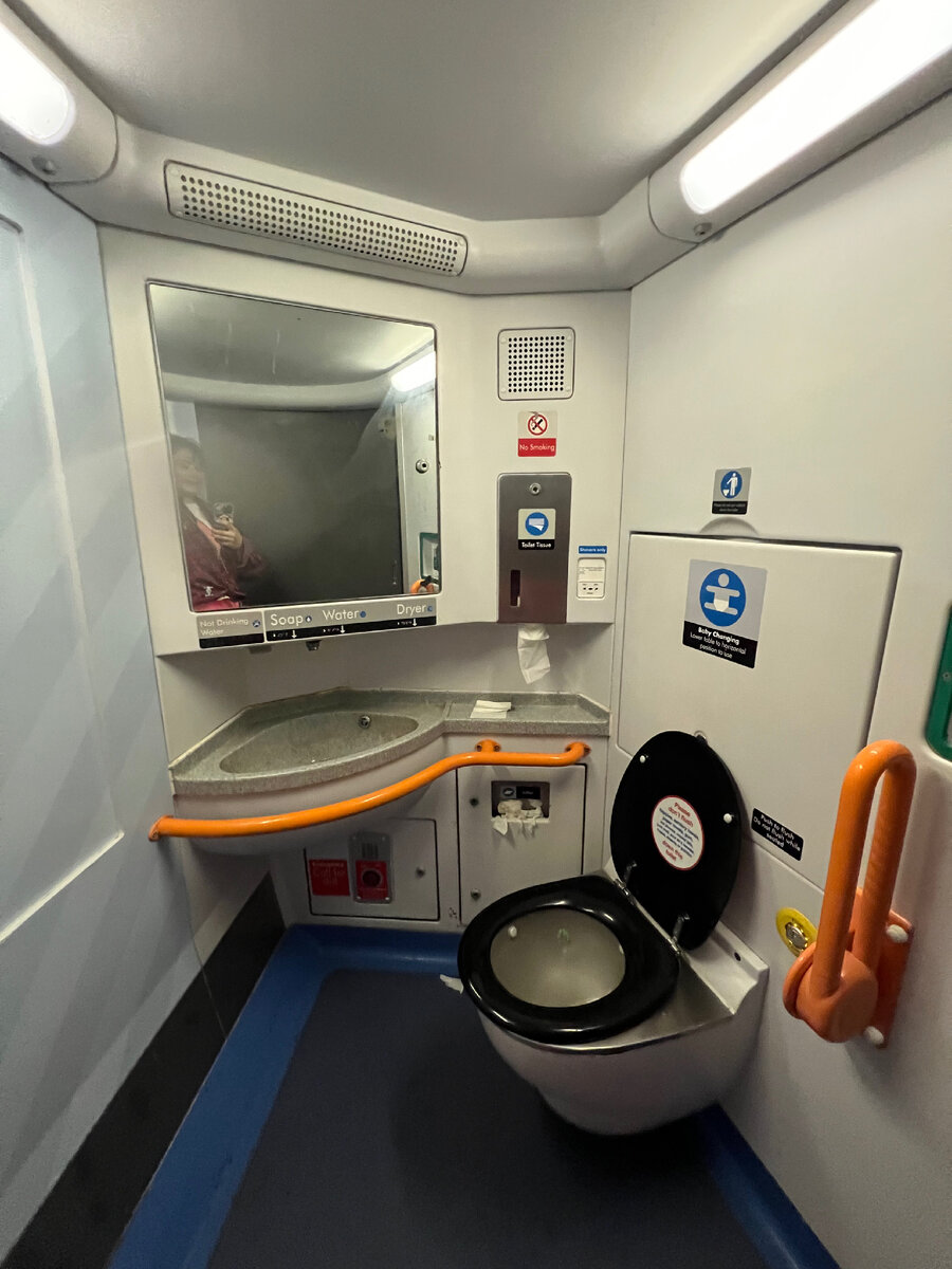 Туалетная комната в английской электричке. Фотография из личного архива. 