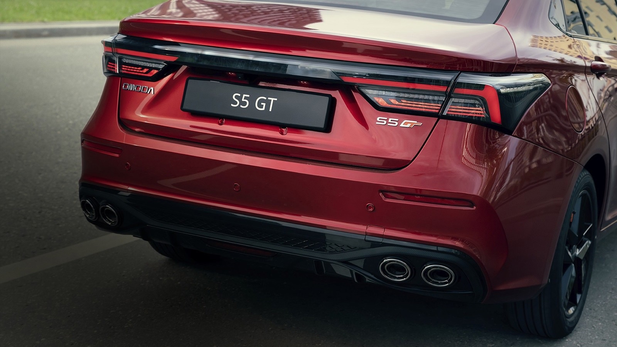   Сдвоенные патрубки и диффузор выдают заряженный седан сзади.