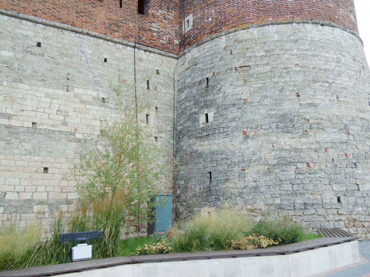 Ну вот, оползень около Северной башни, т. е. рядом с фуникулёром. Фото из репортажа с сайта NN.-15