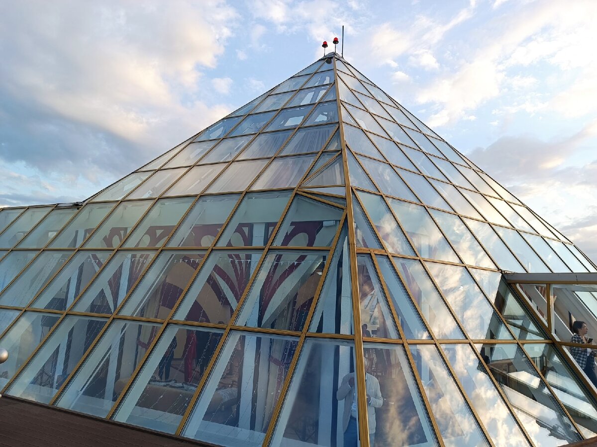 Пирамидальный купол на крыше правительства Чувашской республики