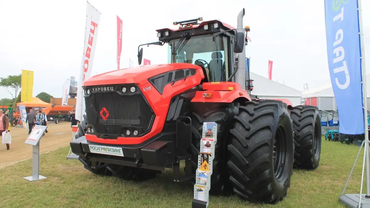 Фото: glavpahar.ru Демонстрационный показ умного трактора Кировец с системой Cognitive Pilot