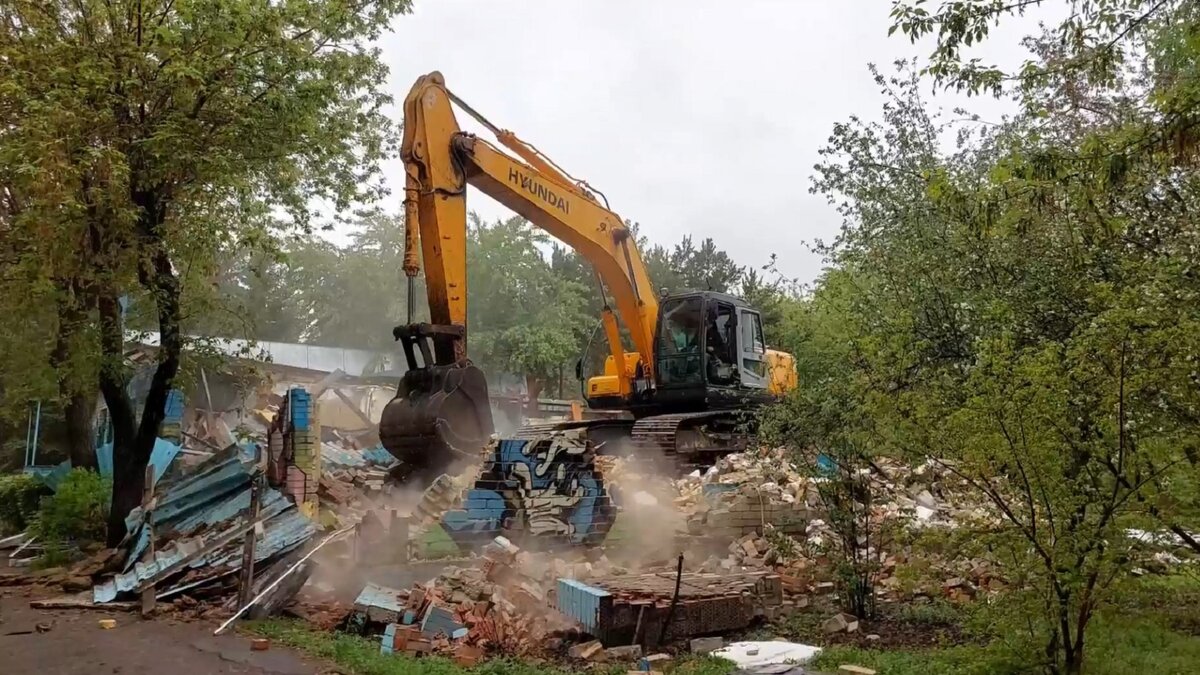     В Центральном парке Красноярска продолжают сносить старые постройки. Это часть реконструкции, которая ведется с сентября.