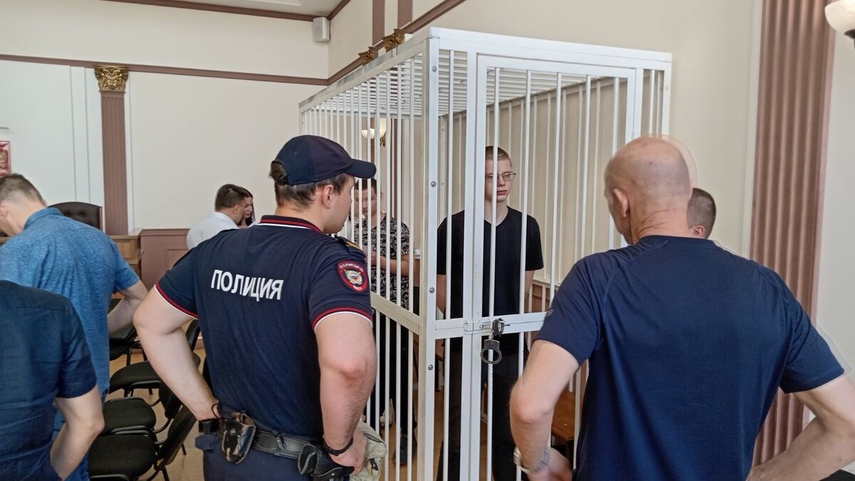     Первое судебное заседание для трех студентов-убийц айтишника прошло сегодня в Волгограде. Завершилось оно продлением ареста на полгода, сообщает корреспондент издания «НовостиВолгограда.ру» из зала суда.