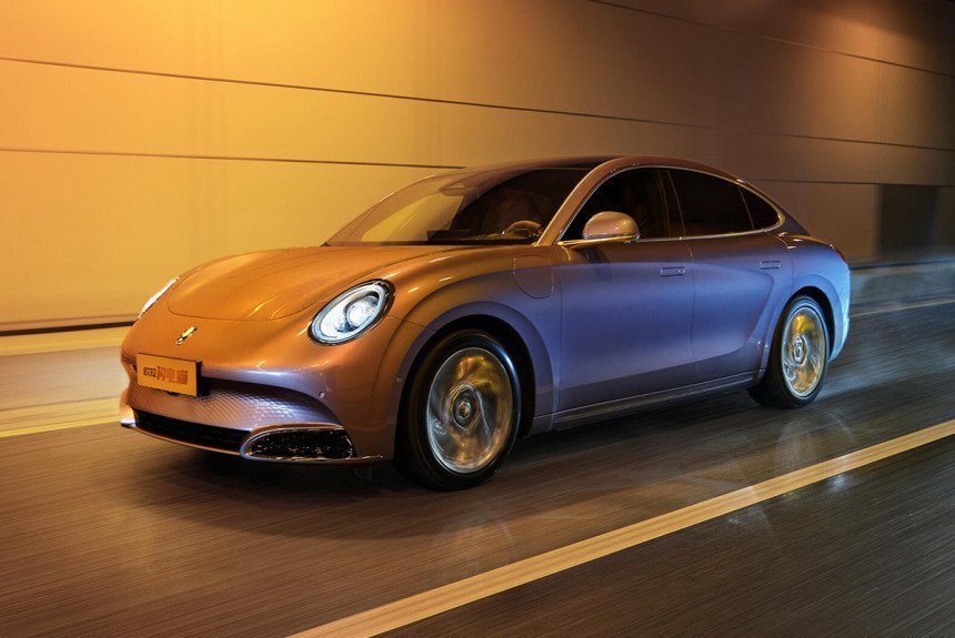     Внешне электромобиль Ora Lightning Cat напоминает спортивный лифтбек Porsche Panamera