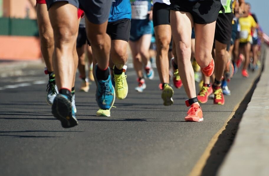 Источник фото: https://www.shutterstock.com/image-photo/marathon-running-light-eveningrunning-on-city-776440840