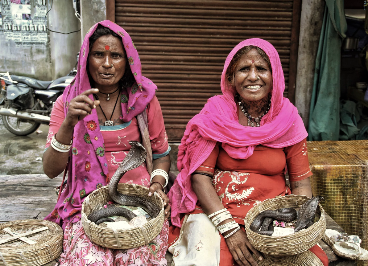 индиец женский род. индиец женский род. индийская женщина взрослая. индийский монах. индия люди.