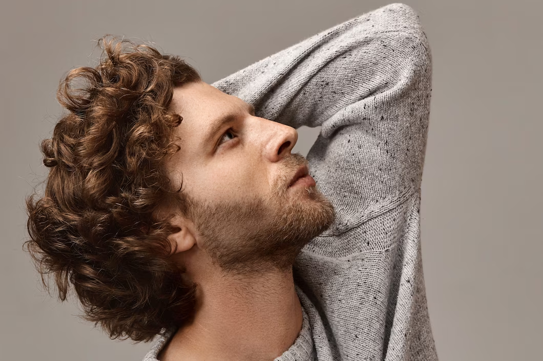 Hombre con pelo rizado