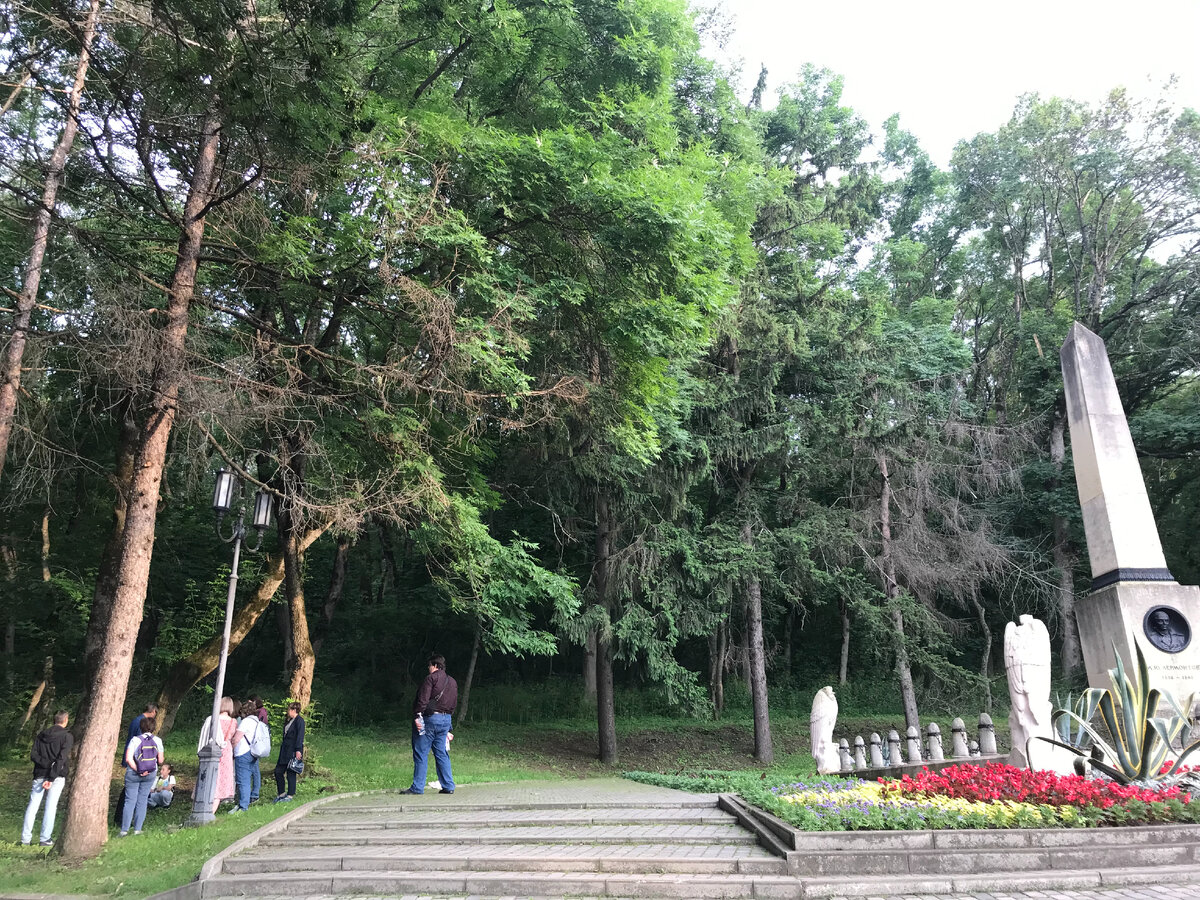 Где стоит группа, земля просела.