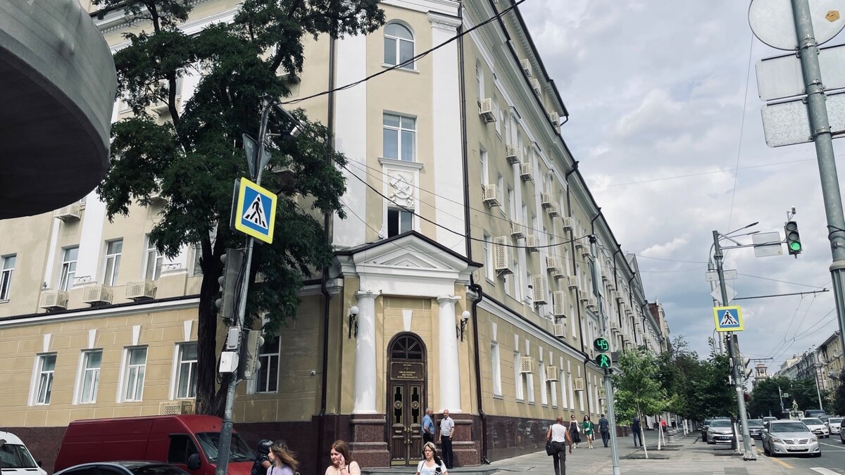     Неизвестные люди в военной форме высадились у здания Управления МВД по Ростовской области на Большой Садовой, видео опубликовано в телеграм-каналах.