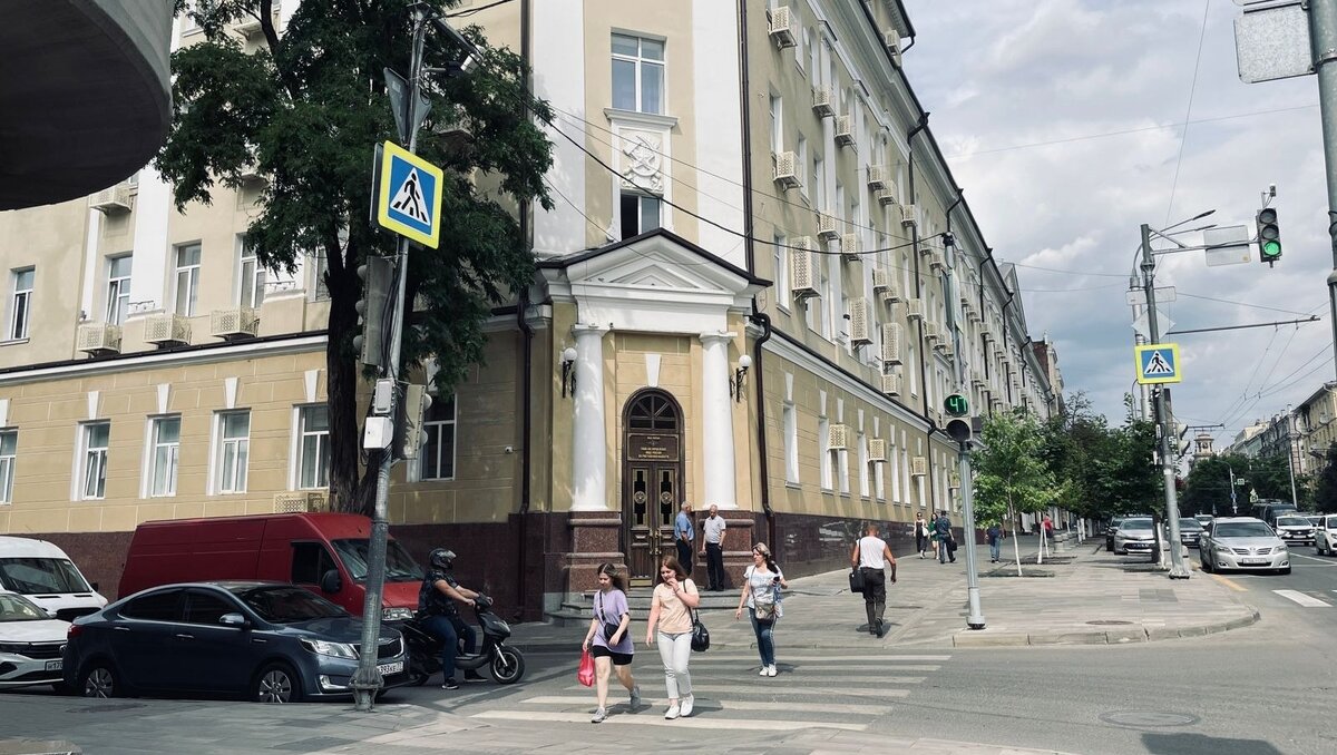     В Ростове открыли движение по улице Большой Садовой, все службы работают в штатном режиме, объявил глава администрации города Алексей Логвиненко в своем Telegram-канале.