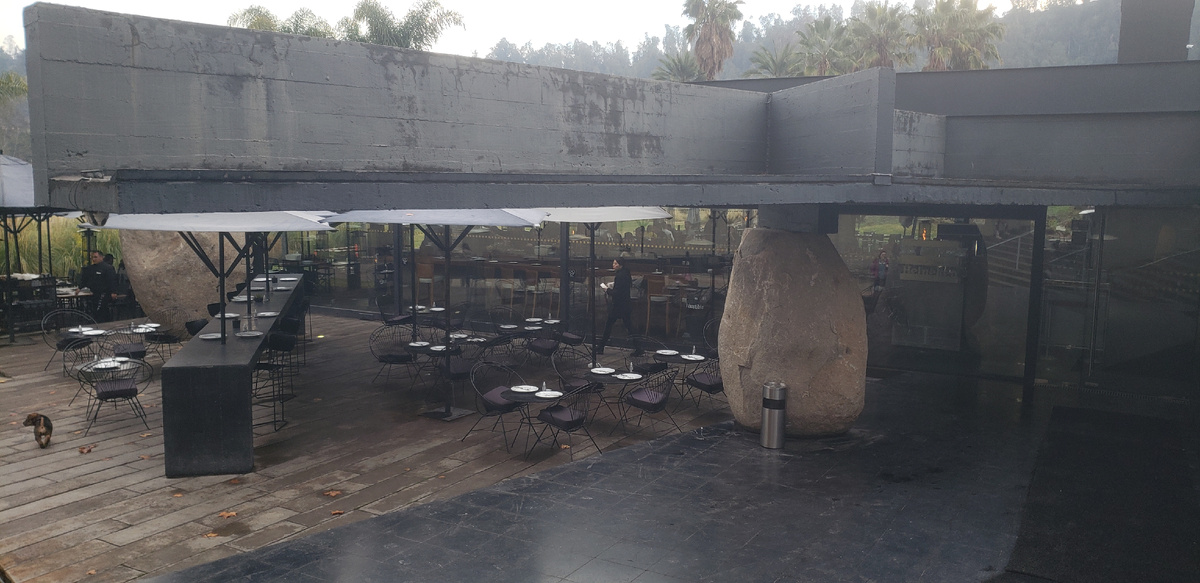 На входе в парк расположено кафе.