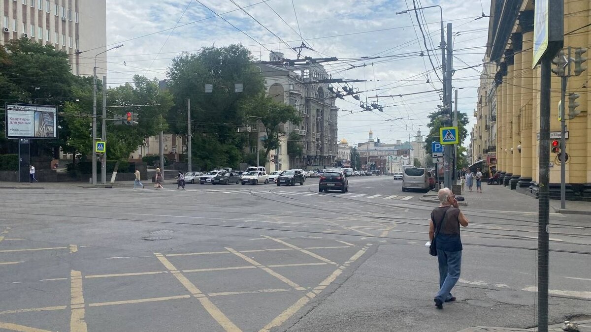     Жизнь в Ростове возвращается к привычному ритму, однако разрушения на дорогах и фасадах зданий напоминают о недавнем прибывании в городе ЧВК «Вагнер».