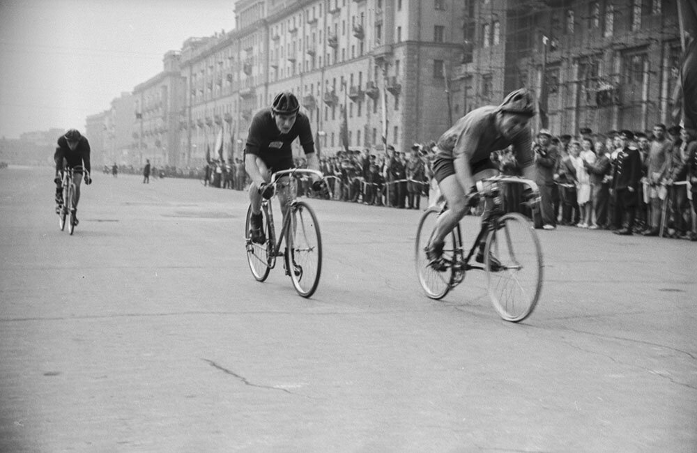 Велопробег в москве 2024 по садовому кольцу. Велосипед 1920 года. Велогонка садовое кольцо. Садовое кольцо СССР велогонка. Москва 1946 год фото.