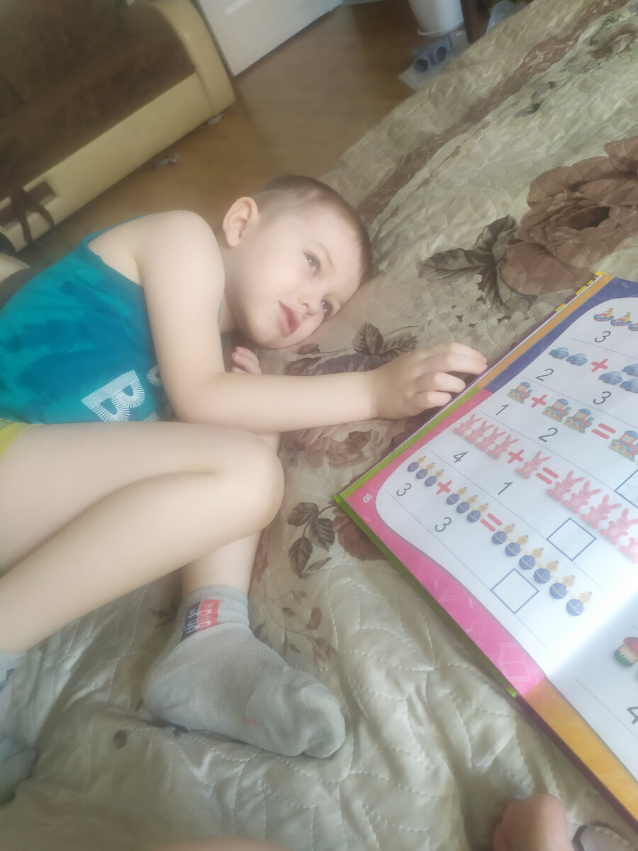 Фото из личного архива. Занимаемся подготовкой к школе. Иногда нашего потенциала хватало максимум на 5-7 минут...