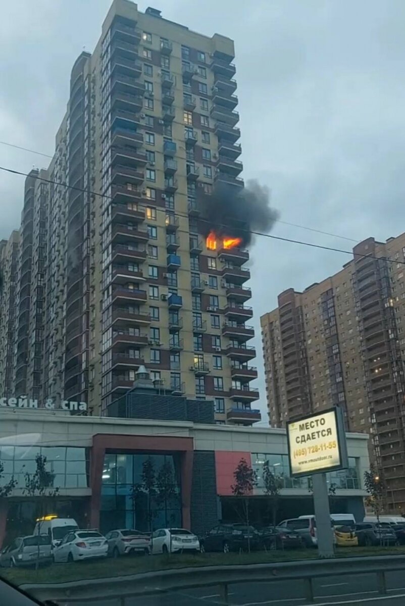 Спасаясь от огня, прыгали в окна. Очевидцы рассказали о пожаре в Королёве |  Аргументы и факты – aif.ru | Дзен