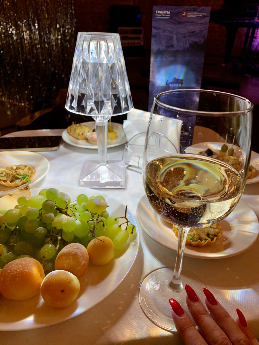 В арт-кафе  ЦДРИ воссоздана обстановка итальянского ресторана, в котором постаревший пианист рассказывает свою историю. 