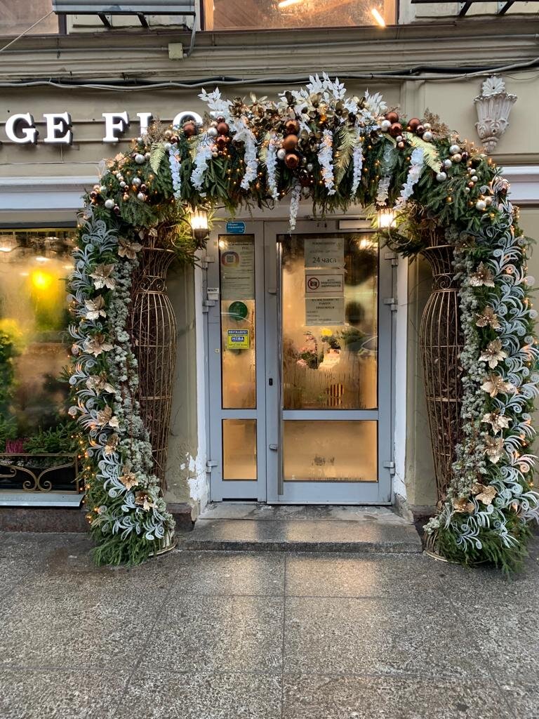 Оформление  входа искусственными цветами.