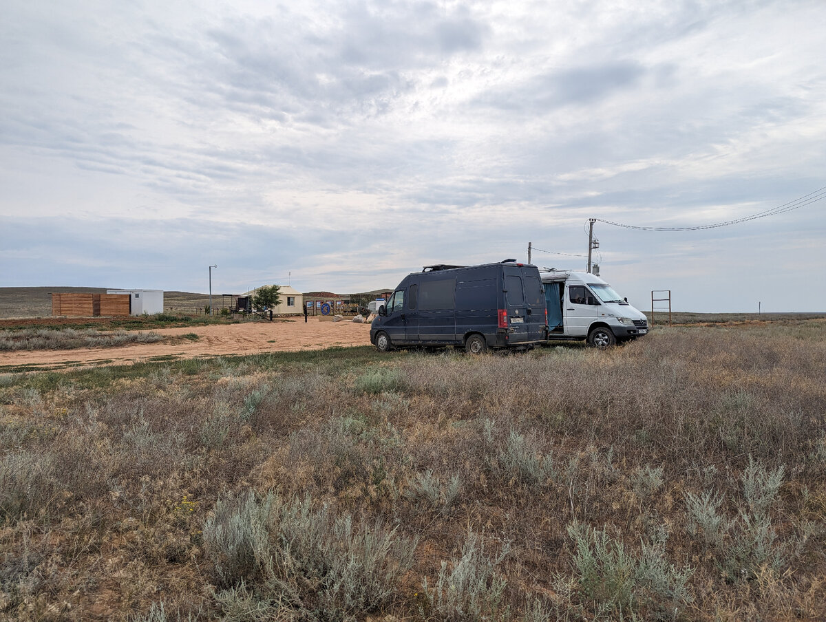 В посёлок Нижний Баскунчак мы приехали к вечеру, встать там было не где. Поехали в горы. Очень надеялись, что там будет стоянка, а оказалось, что территория Богдинско-Боскучанского заповедника закрыта даже на проход пешком после 20.00. Так как дорога в гору грунтовая, длинная и пыльная, назад в посёлок мы спускаться не стали и остались ночевать у ворот. Разговорчивый охранник предостерёг от скорпионов, фаланг, пограничков и змей, но спали мы прекрасно-никто нас не потревожил.