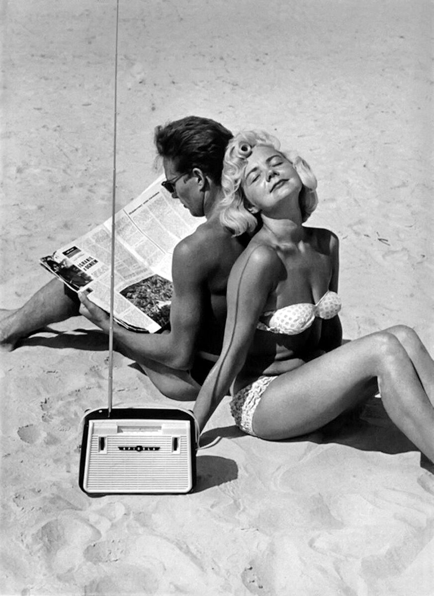 Загорающие курортники с радиоприемником "Спидола" на пляже Юрмалы, Латвийская ССР. 1960 