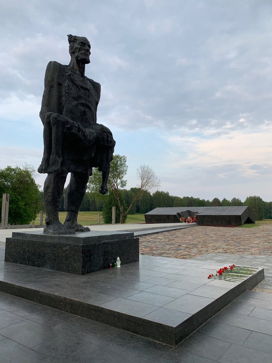 " Непокоренный человек" - памятник непокоренного человека. Кузнец и сын, а с боку разрушенный сарай.