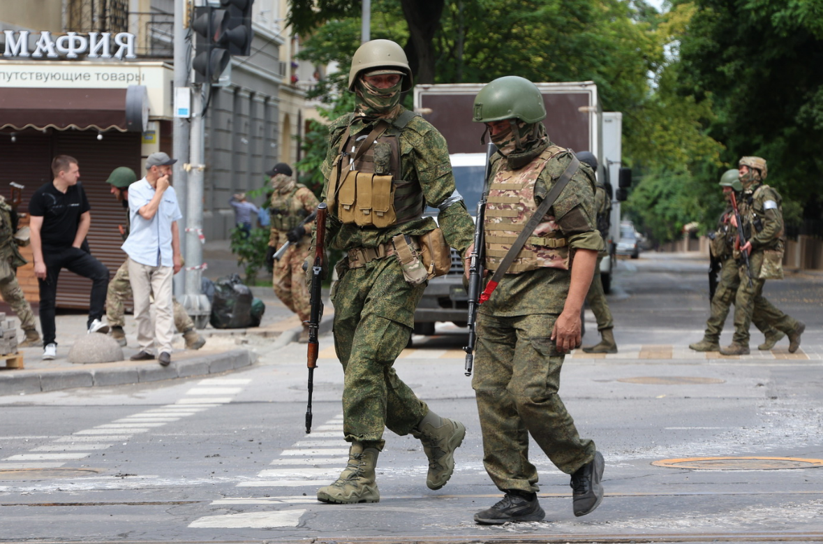 На фото: ЧВК Вагнер в Ростове. Фото из сети Интернет