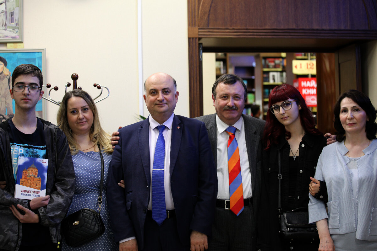 Недавно состоялось очень значимое для меня событие. Была издана моя книга «Армянский мир Александра Ерканяна». В Москве состоялись две её торжественные презентации. Но обо всём по порядку.-10