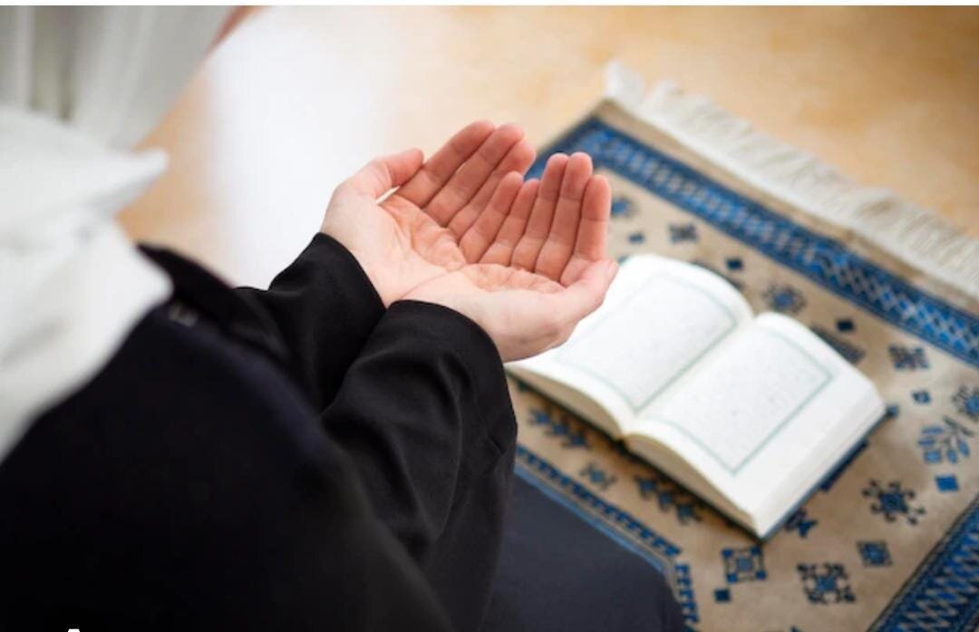 https://ru.freepik.com/premium-photo/still-life-portrait-muslim-woman-praying-in-front-of-the-quran-on-a-prayer-rug-ramadan-in-islam_24242630.htm