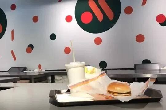    Сеть «Вкусно – и точка» опровергла информацию об отказе брать на работу 15-летних подростков