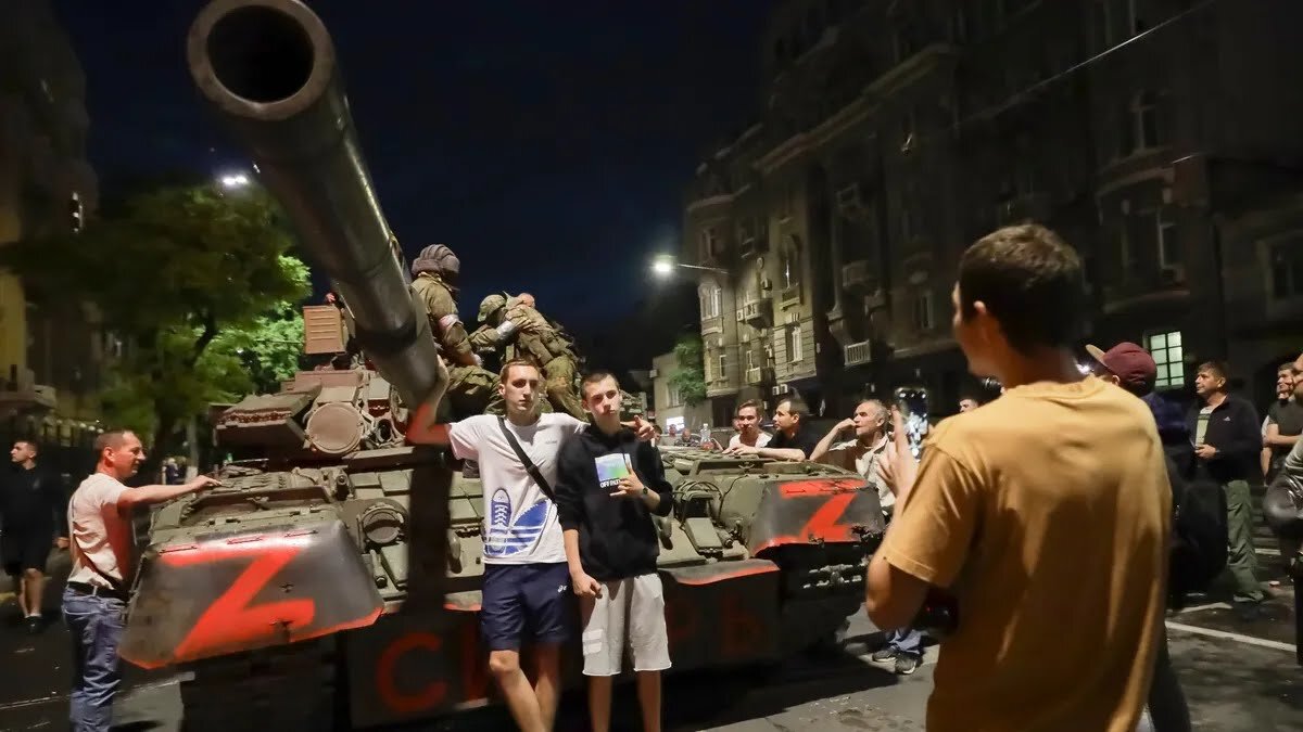 Полиции целый день видно не было, они приехали только к вечеру, но с  мигалками» | 