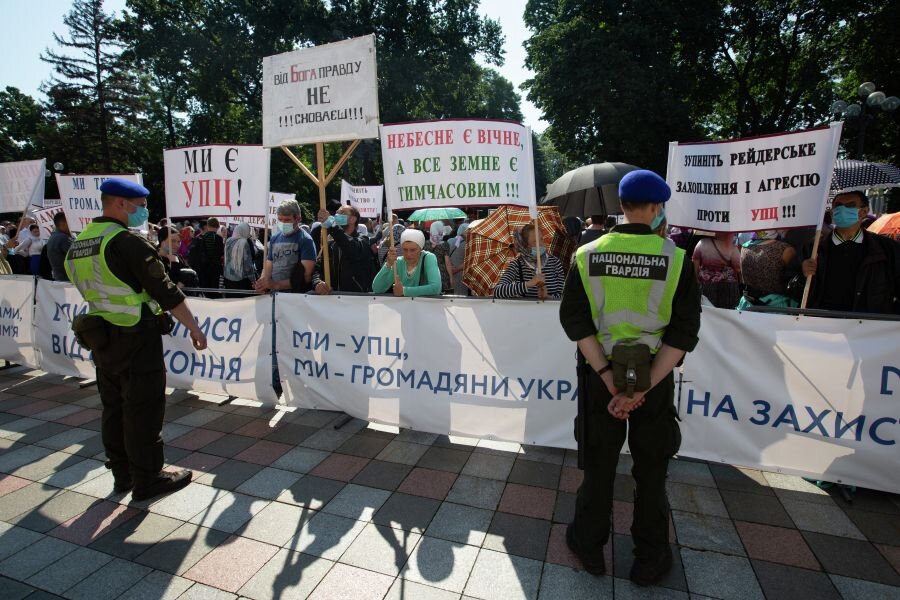    Сторонники Украинской православной церкви (Московский патриархат) совершают молитвенное стояние под зданием Верховной рады в Киеве © Стрингер/РАИ Новости