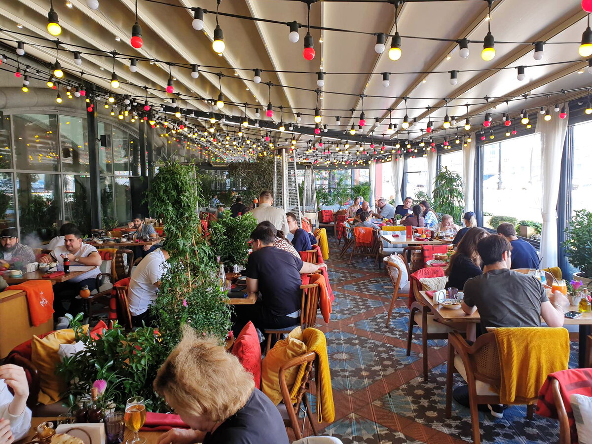 Веранда ресторана Maroon. Особенно красиво вечером, когда включается иллюминация