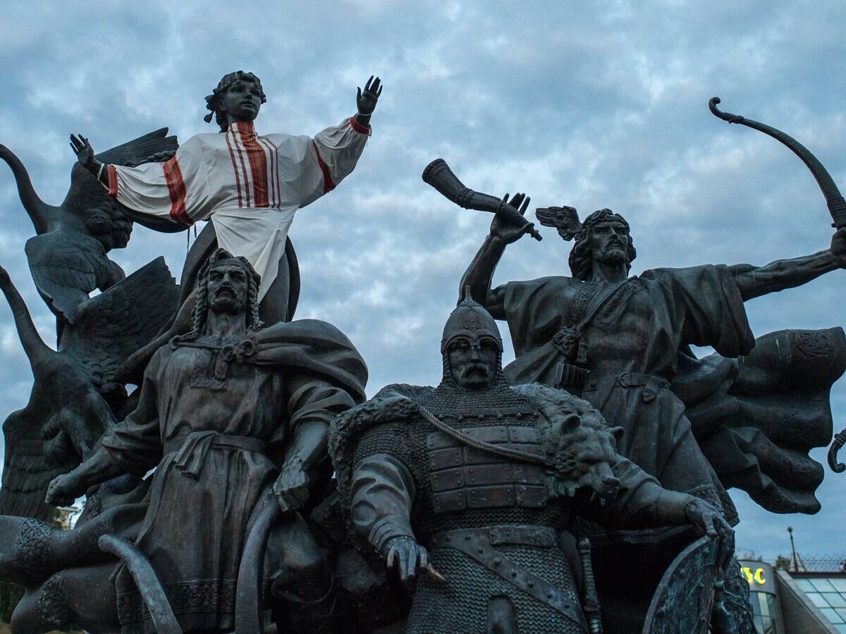    Памятник основателям Киева на площади Независимости в Киеве© РИА Новости / Евгения Новоженина