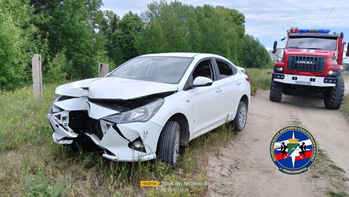 В Новосибирске Hyundai Solaris врезался в столб и повредил газовый шланг |  Главные новости. Сиб.фм | Дзен