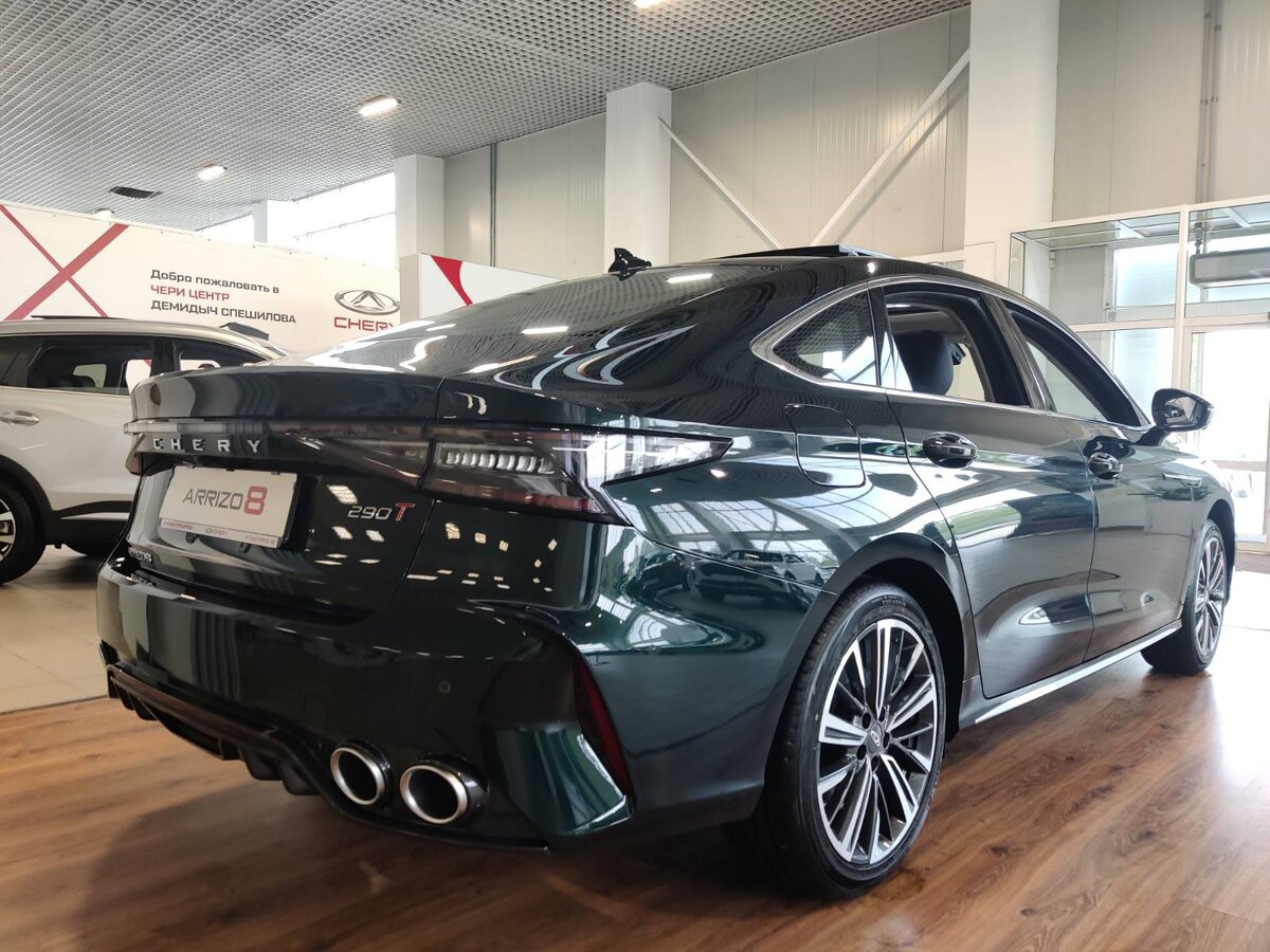 Дизайн заднего крыла отражает аэродинамику модели, стремление к скорости. 