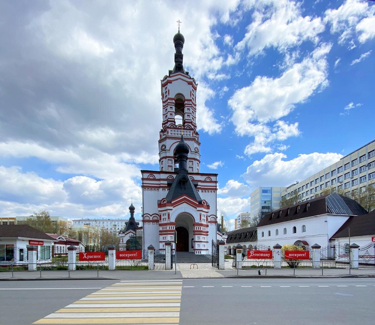 Тот самый храм, вид с того места, где я стоял с протянутой "попрошайкой". 